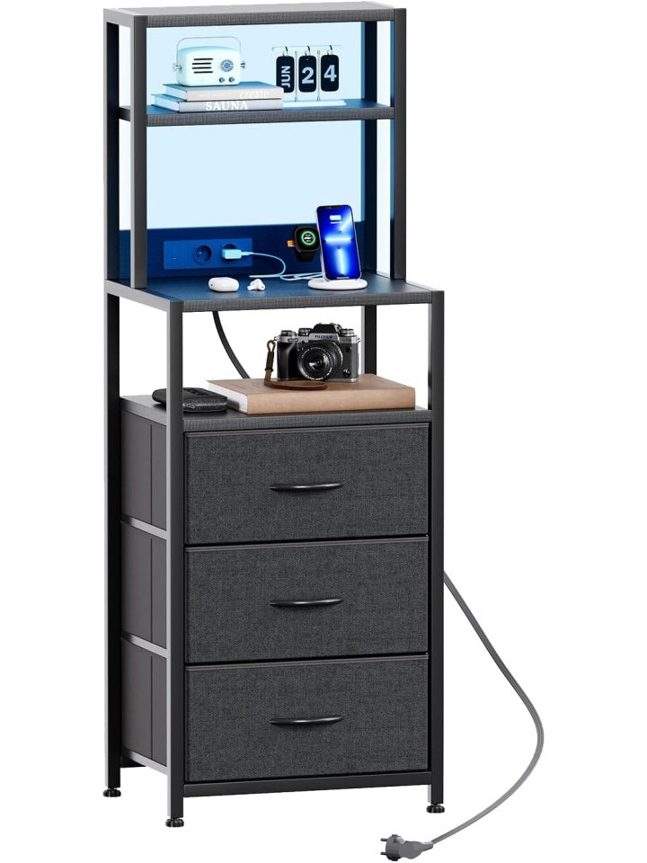 Mesita de noche alta con cuatro estantes tres cajones de tela puertos USB y enchufes para dormitorio o salon