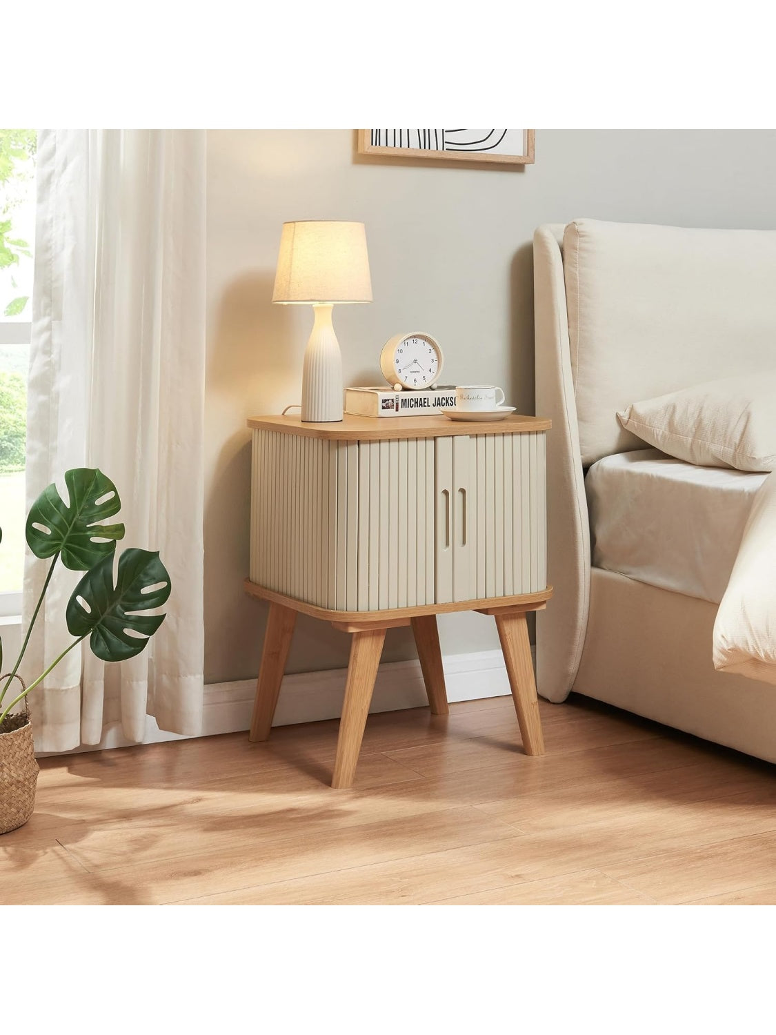 Mesa auxiliar de bambu con puerta corredera y compartimento cerrado para salon dormitorio u oficina